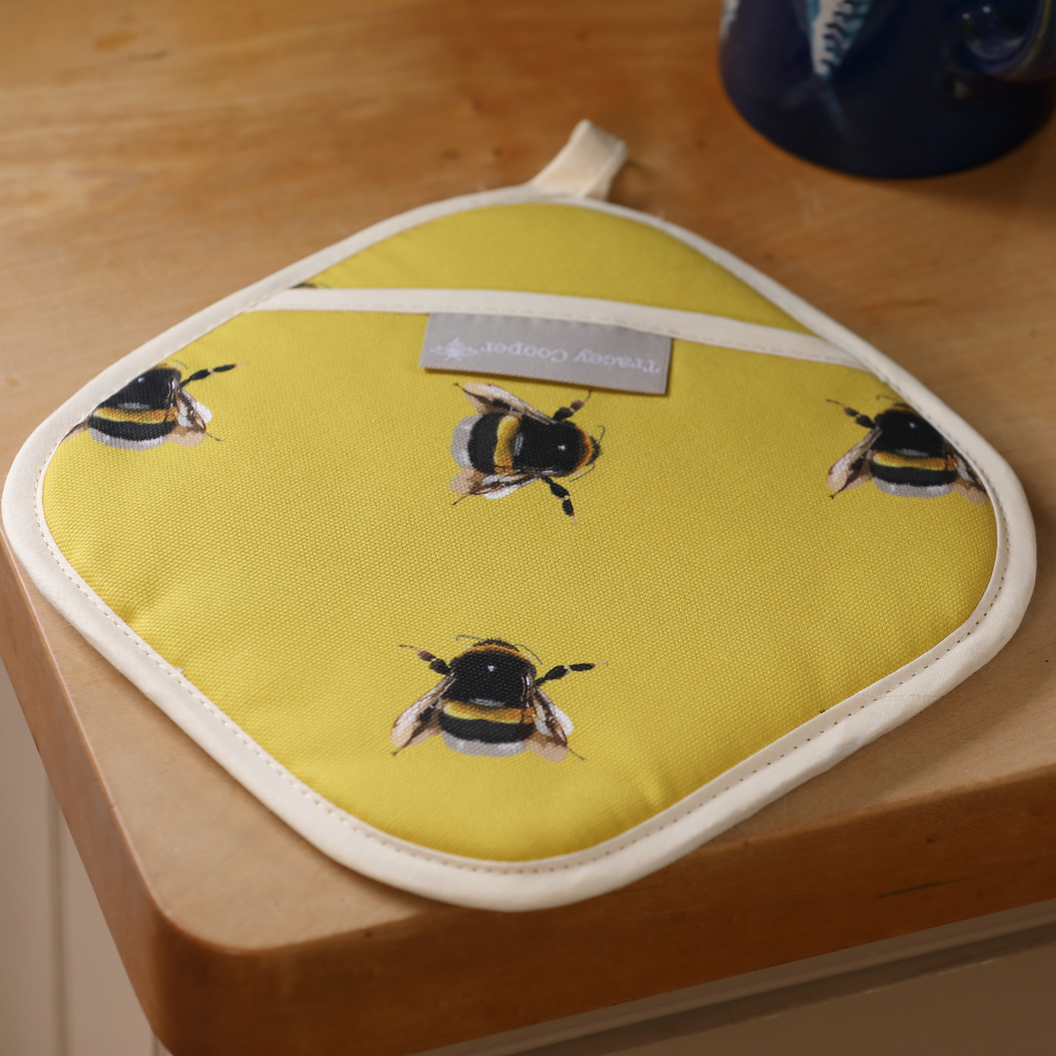 Bumble bee pot grab British made kitchen linen